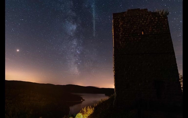 Un meteoro cruza el cielo en Pierre Percee, en el este de Francia.