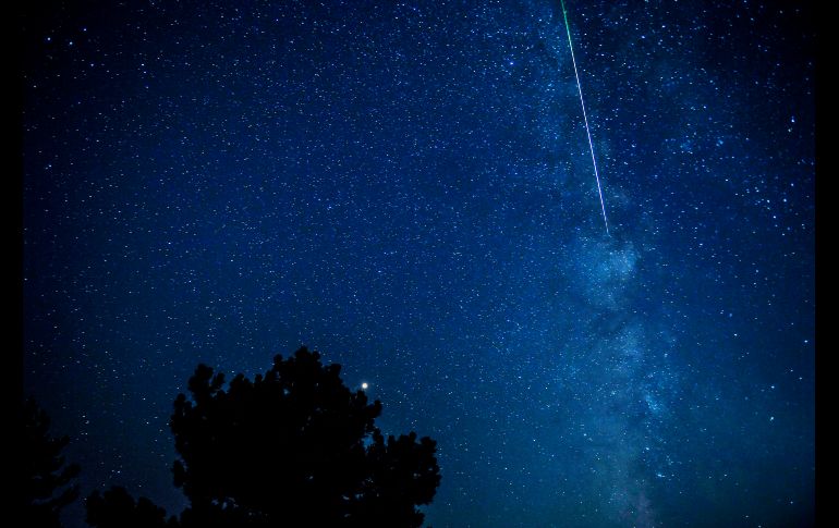 La lluvia de estrellas es causada por las Perseidas, un campo de partículas dejadas por el cometa Swift-Tuttle que la Tierra atraviesa cada año entre mediados de julio y mediados de agosto. La vista sobre el lago Kozjak, en Macedonia.