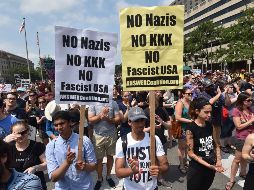 Manifestantes portaban carteles carteles con mensajes contra el racimos. AFP / N. Kamm