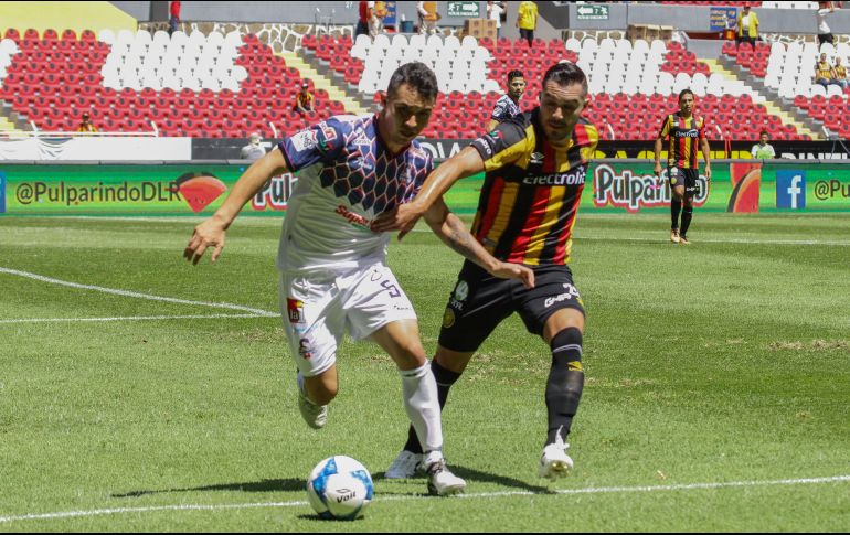 Ismael Valadez (D) anotó de penalti es segundo gol de la UdeG. EL INFORMADOR/G. Gallo