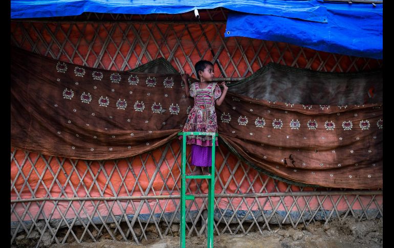 Una rohinyá se ve afuera de su tienda en el campamento de refugiados Kutupalong en Ukhia, Bangladesh. Cerca de 70 mil rohinyás han huido de Birmania en el último año. AFP/C. Khanna