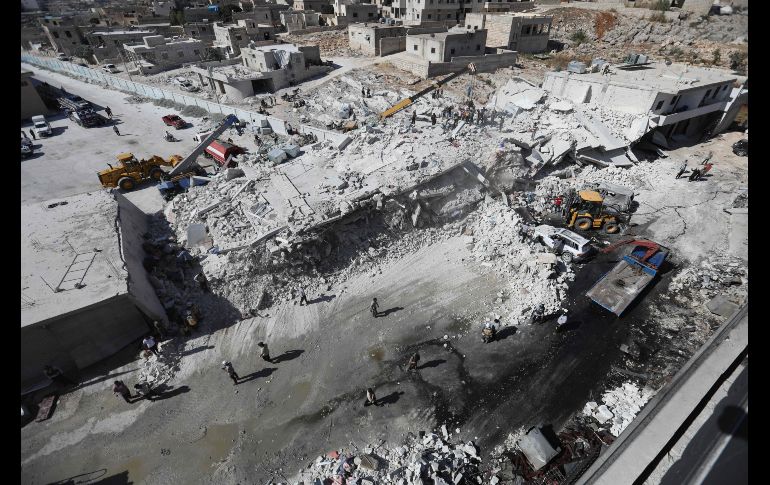Edificios quedaron destruidos tras una explosión en un depósito de armas en Sarmada, Siria. Se reporta la muerte de 12 personas. AFP/O. Kadour