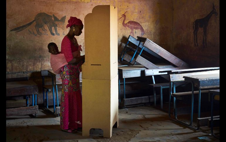 Una mujer vota en una casilla en Bamako, Mali, en la segunda vuelta de elecciones presidenciales. AFP/M. Cattani
