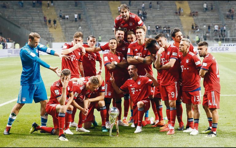 Festejo. Jugadores del Bayern Munich celebran con su trofeo de campeones. EFE