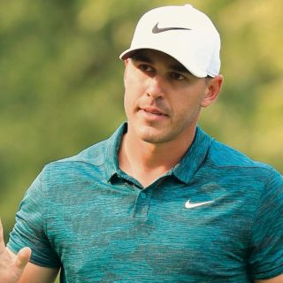 Koepka aguanta los embates de Tiger y triunfa