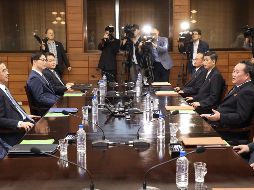 Representantes de ambas delegaciones platican sobre los pormenores del encuentro en Tongilgak. EFE/KOREA POOL
