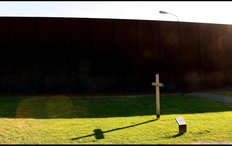 Una cruz se ve en el terreno del monumento del Muro del Berlín. AFP/DPA/R. Hirschberger