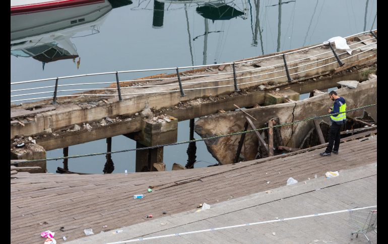Un policía investiga en la zona del desplome de una pasarela de madera, durante una de las actuaciones del festival de deporte y cultura urbana 