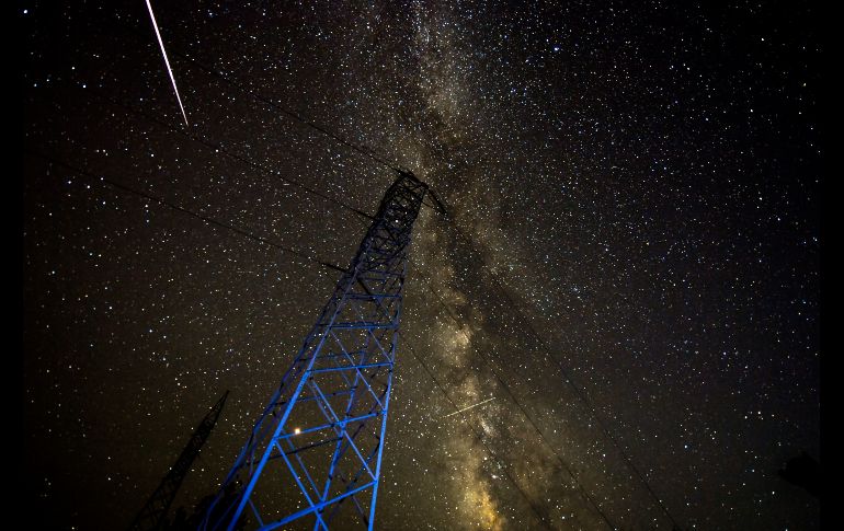 Un meteoro cruza el cielo durante la lluvia de Perseidas vista desde la localidad de Kozjak, Macedonia. EFE/ G. Licovski