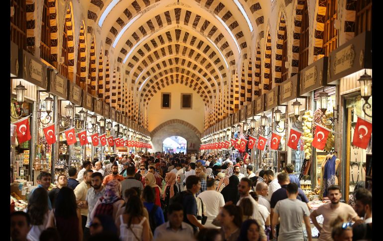 Personas compran en un bazar egipcio en Estambul, Turquía. EFE/ E. Sahin