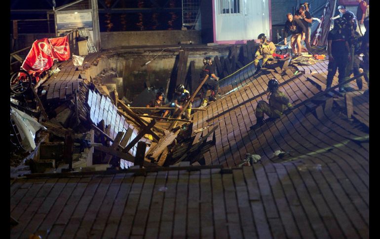 El muelle de madera colapsó durante una presentación del festival 