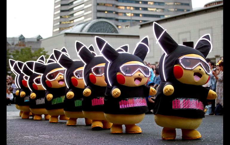 Varias personas disfrazadas participan en el Desfile de Pikachu en Yokohama, Japón. El desfile es parte del evento anual 