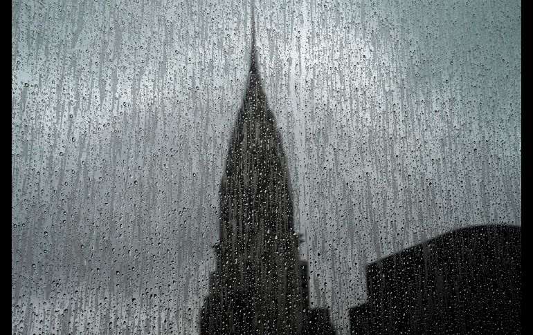 El edificio Chrysler se ve a través de una ventana con agua de lluvia en Nueva York, Estados Unidos. AFP/T. A. Clary