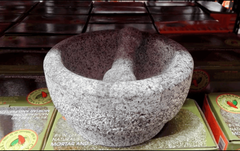 La caja de empaque de los molcajetes chinos, incluyen la receta del guacamole, como parte de la gastronomía azteca. TWITTER / @michangoonga