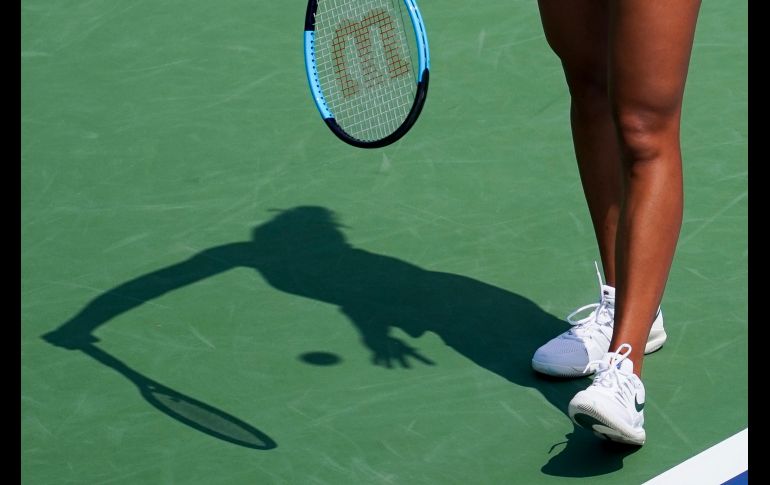Madison Keys sirve en partido de primera ronda del Abierto Western & Southern en Mason, Estados Unidos. AP/J. Minchillo