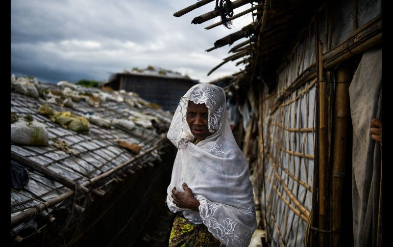 Una refugiada rohinyá se para afuera de su vivienda en el campamento Kutupalong en Ukhia, Bangladesh. AFP/C. Khanna