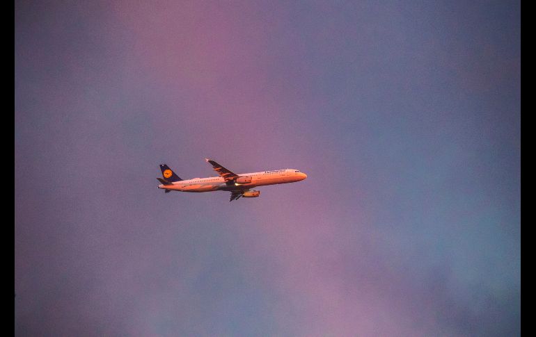 Un avión de Lufthansa vuela al lado de un arcoíris en Fráncfort, Alemania. EFE/A. Babani