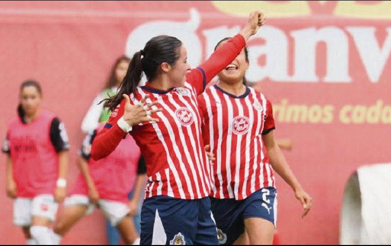 Celebran. Brenda Viramontes festeja tras anotar el gol que dio el triunfo a Chivas. ESPECIAL/CHIVASDECORAZON