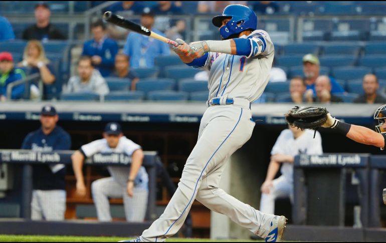 Se vuela la barda. El dominicano Amed Rosario conecta cuadrangular para los Mets durante el primer inning del juego de ayer ante los Yankees. AP