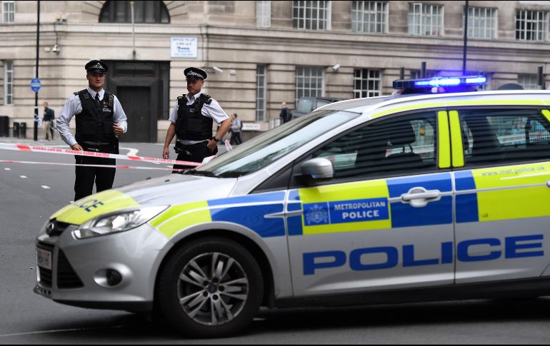 Miembros de la Policía colocan un perímetro de seguridad en el Parlamento británico en Londres. EFE/A. Rain