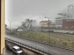 Imagen del puente colapsado; el hecho causó un número indeterminado de víctimas. TWITTER