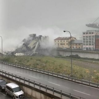 Se desploma un viaducto en Génova; varios autos caen al vacío