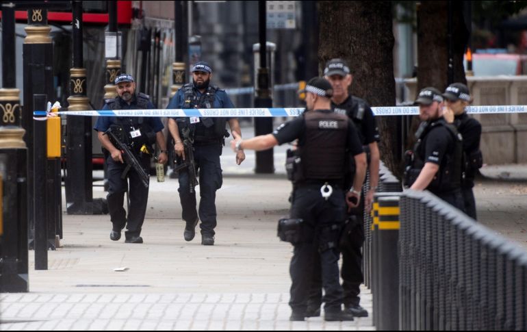 Miembros de la Policía patrullan en el lugar en el que un automóvil chocó contra las barreras del Parlamento británico en Londres. EFE/W. Oliver