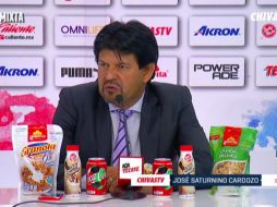 La imagen de José Saturnino Cardozo con tantos productos frente a él, dio mucho de qué hablar en redes sociales y pegó directamente en su imagen. FACEBOOK / Chivas TV