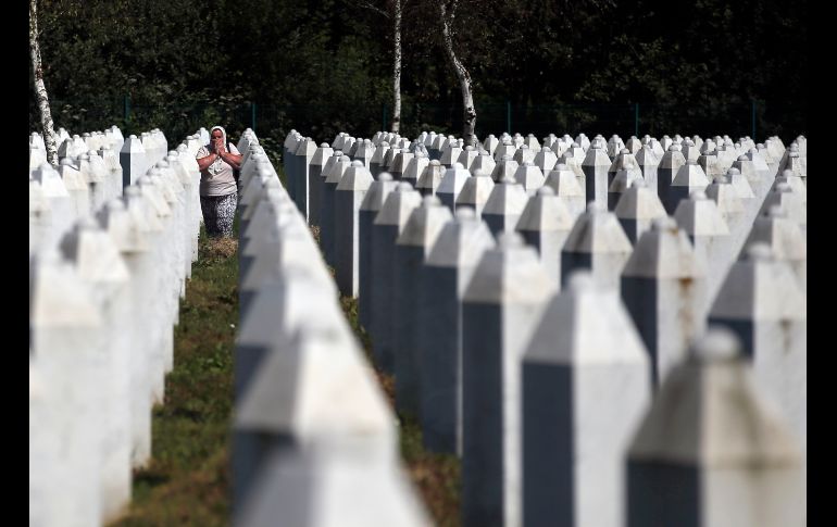 Una musulmana reacciona al caminar entre tumbas en el centro de Potocari, Bosnia, donde reposan los restos de las víctimas de la masacre de Srebrenica. AP/D. Vojinovic