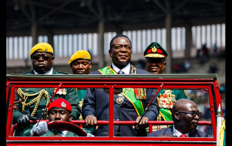 Emmerson Mnangagwa (c), presidente de Zimbabue, inspecciona la guardia de honor durante las celebraciones del Día de las Fuerzas de Defensa en Harare. AFP/J. Nijikizana