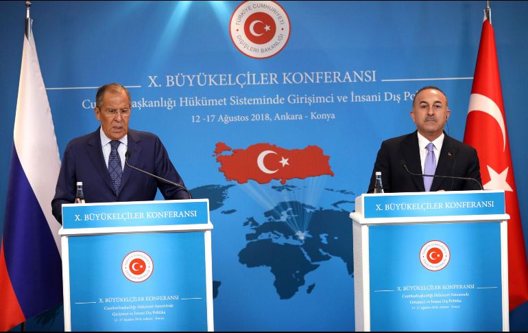 Los cancilleres Serguei Lavrov de Rusia y Mevlut Cavusoglu de Turquía se reúnen en Ankara en el marco de la décima Conferencia de Embajadores. AFP / A. Altan