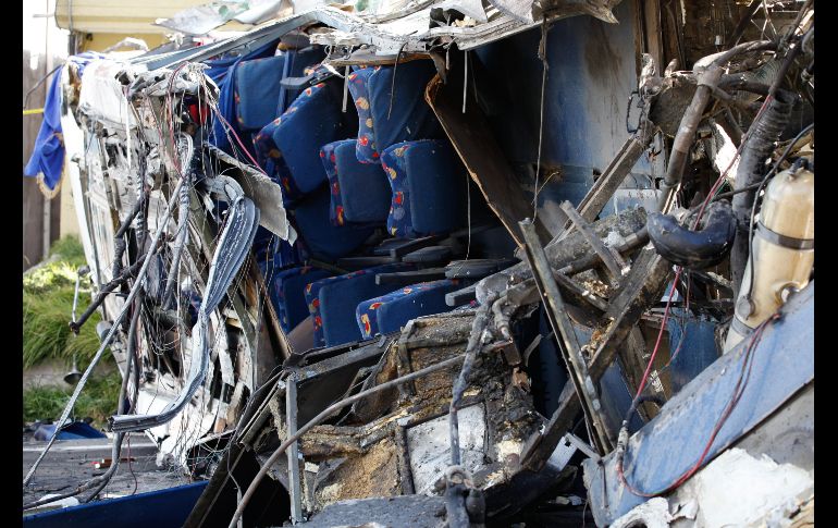 Así quedó un autobús de pasajeros que chocó contra un vehículo en la carretera andina que une Quito con la zona de Papallacta en Palugo, Ecuador. Al menos 22 personas han muerto y otras 18 resultaron heridas en el accidente. EFE/J. Jácome