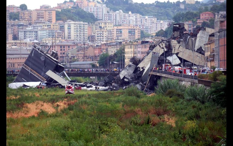 E l tramo de un puente en la ciudad italiana de Génova se desplomó esta mañana.
