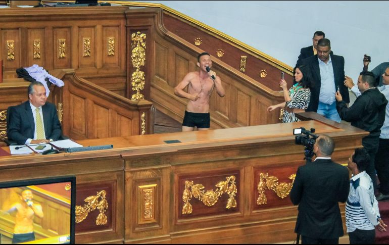 El diputado Gilber Caro se desnudpo en el parlamento venezolano como protesta al trato que le dieron a Requesens. EFE / A. Rodríguez