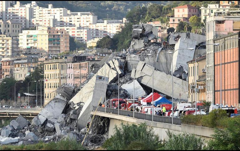 Un puente vehicular colapsó el martes en la ciudad italiana de Génova durante una fuerte tormenta, provocando la caída de decenas de automóviles y causando la muerte de por lo menos 26 personas y heridas a otras 15. AP/ANSA/L. Zennaro