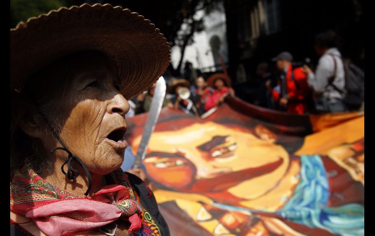 Integrantes del Frente de Pueblos en Defensa de la Tierra protestan a las afueras de la casa de transición del futuro presidente de México, Andrés Manuel López Obrador, en Ciudad de México. EFE/S. Gutiérrez