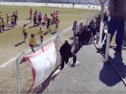 La escena dramática se dio cuando una de las jugadoras cayó al césped después de ser golpeada por varios minutos. YOUTUBE / Chivas Sport Tv