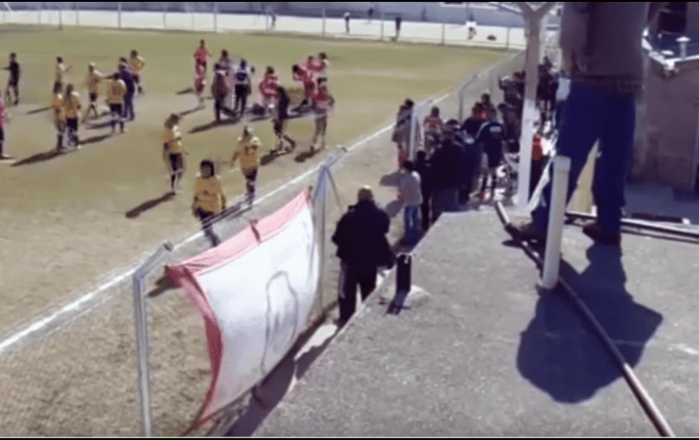 La escena dramática se dio cuando una de las jugadoras cayó al césped después de ser golpeada por varios minutos. YOUTUBE / Chivas Sport Tv