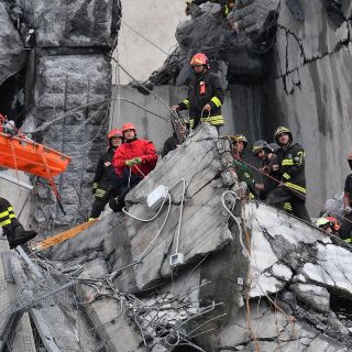 Primer ministro de Italia visita puente derrumbado; van 35 muertos