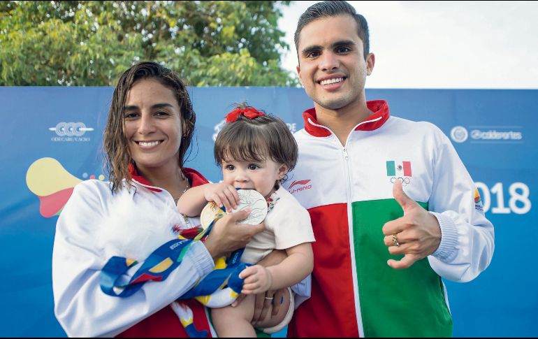 Paola Espinosa e Iván García, junto a su pequeña hija, durante los Juegos Centroamericanos y del Caribe Barranquilla 2018. MEXSPORT