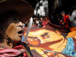 Los inconformes, afuera de la finca desde la que AMLO opera, en la colonia Roma. EFE/S. Gutiérrez