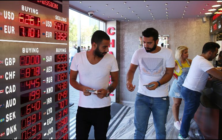 Varias personas acuden a una oficina de cambio de divisas en Estambul. EFE/E. Sahin