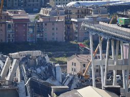 Una grúa trabaja en las labores de búsqueda de víctimas y retirada de los escombros del puente que el martes se desplomó en Génova. EFE/L. Zennaro