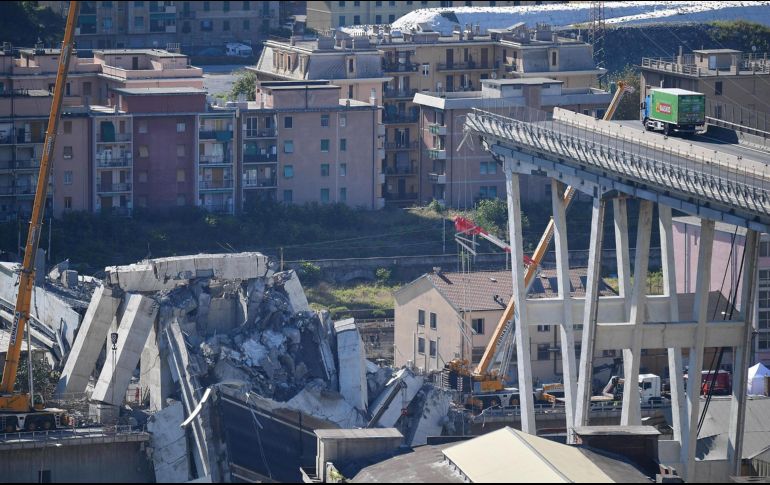 Una grúa trabaja en las labores de búsqueda de víctimas y retirada de los escombros del puente que el martes se desplomó en Génova. EFE/L. Zennaro