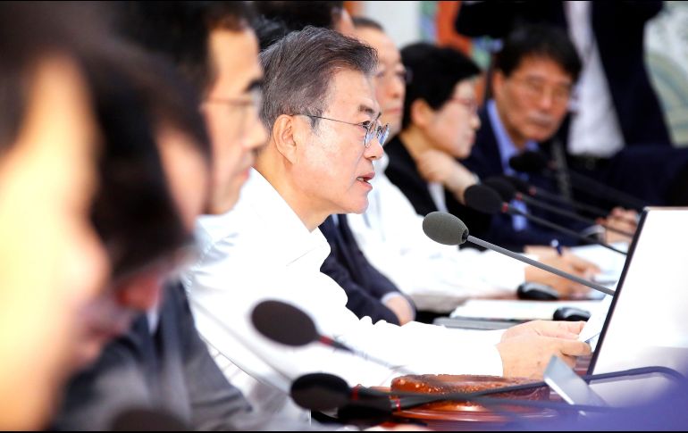 El presidente surcoreano Moon Jae-in (c) encabeza una reunión de Gabinete en la oficina presidencial Cheong Wa Dae, en Seúl. EFE/YONHAP