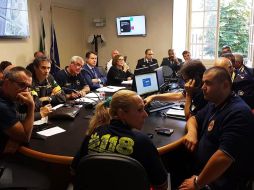 El primer ministro italiano Giuseppe Conte (4º izq) participa en una reunión de los servicios de emergencia en la Prefectura de Génova. EFE/CORTESÍA