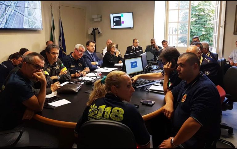El primer ministro italiano Giuseppe Conte (4º izq) participa en una reunión de los servicios de emergencia en la Prefectura de Génova. EFE/CORTESÍA