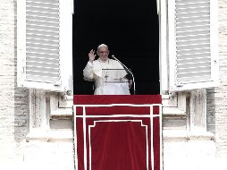 El Papa Francisco saluda a los miles de fieles que se dieron cita en la Plaza de San Pedro para el rezo del Ángelus. AFP/F. Monteforte