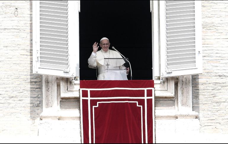 El Papa Francisco saluda a los miles de fieles que se dieron cita en la Plaza de San Pedro para el rezo del Ángelus. AFP/F. Monteforte