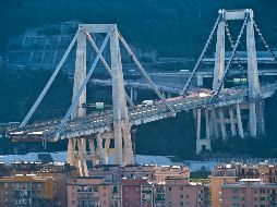 Expertos en ingeniería destacan que la corrosión y el clima podrían haber tenido que ver en el colapso del puente de 51 años. AP / L. Zennaro